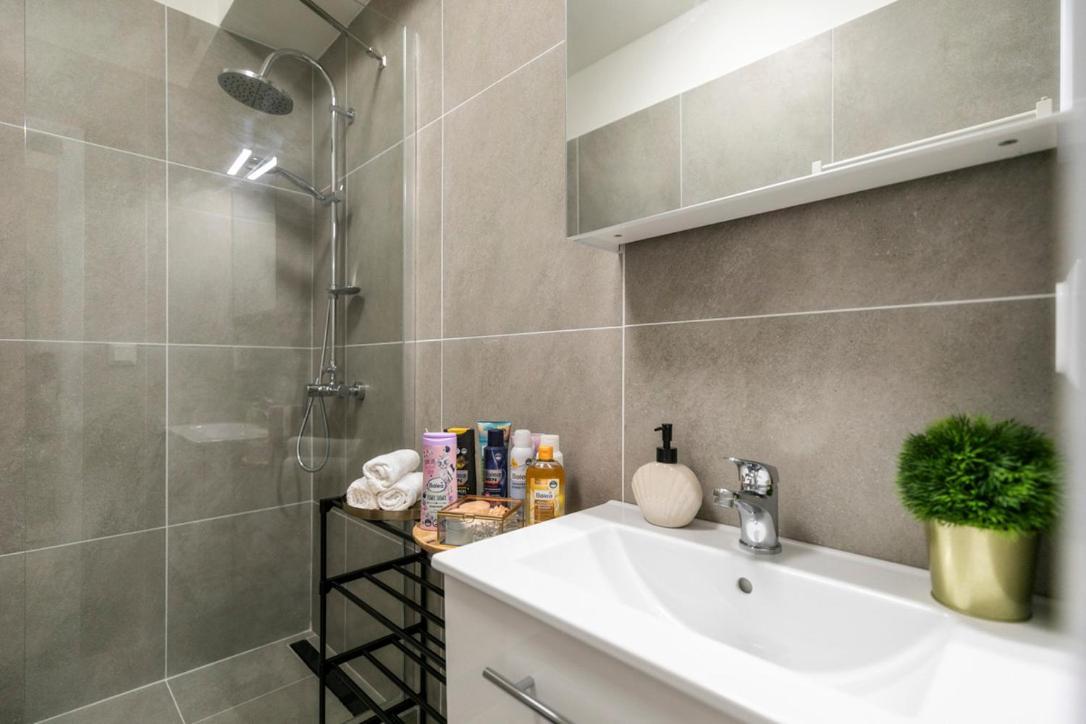 Alure Residences 2 & 24H Self Check-In, Parking In The Garage In The Apartment Building Included, New Building, Terrace, Green Location With A Forest Park With A Lake, Children'S Playground Bańska Bystrzyca Zewnętrze zdjęcie