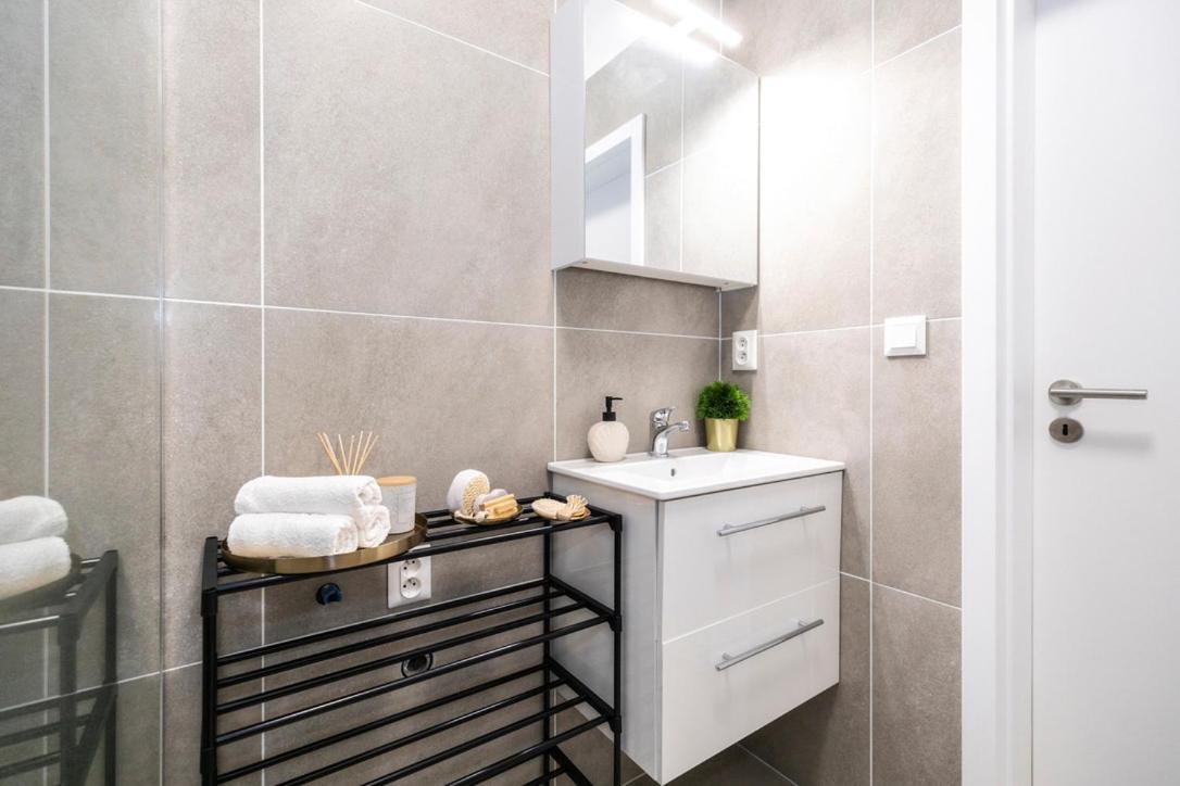 Alure Residences 2 & 24H Self Check-In, Parking In The Garage In The Apartment Building Included, New Building, Terrace, Green Location With A Forest Park With A Lake, Children'S Playground Bańska Bystrzyca Zewnętrze zdjęcie